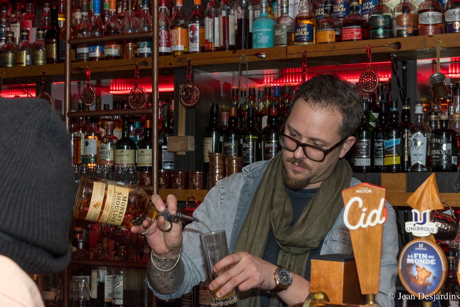 Bar Bootlegger cocktail Montreal - Guest bartender eddy Germain with Scotch whisky monkey shoulder